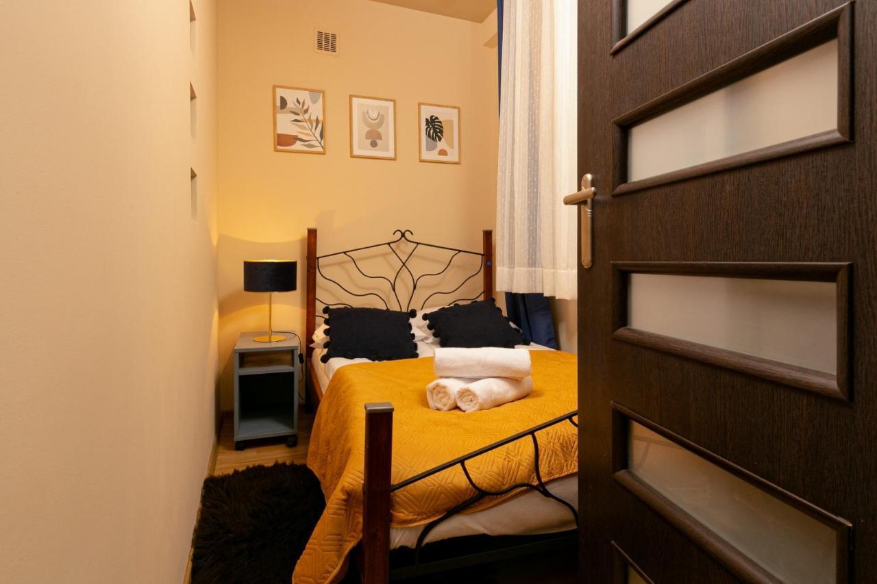 Wola With Balcony & Close To Metro By Renters * Warszawa